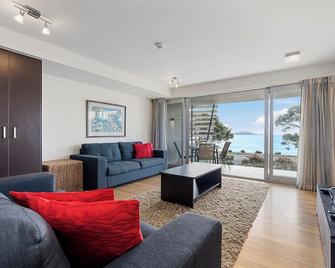 Paihia Beachfront 2 Bedroom Aprt - Paihia - Living room