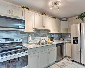 Inviting Apartment Less Than 2 Mi to Riviera Beach! - West Palm Beach - Cocina