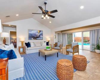 Grapevine Oasis, with Pool - Grapevine - Living room