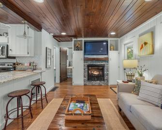 Secluded Cottage w/Resort Amenities,Walk to Downton Cashiers,Dog Friendly - Cashiers - Living room