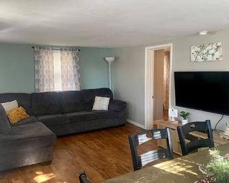 Cozy 2 Bedroom House - Adrian - Wohnzimmer