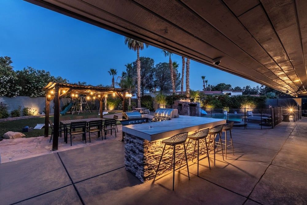 LUX Modern Villa,City Center, Pool,Spa,Game Rm,Basketball,Pickle ball,Pool house - לאס וגאס - פטיו