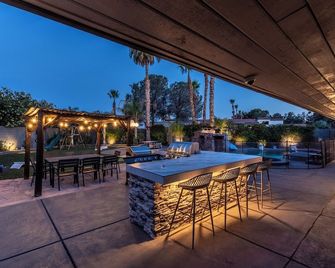 LUX Modern Villa,City Center, Pool,Spa,Game Rm,Basketball,Pickle ball,Pool house - לאס וגאס - פטיו