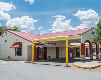 Days Inn by Wyndham Gallup - Gallup - Bygning