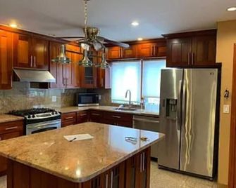 Spontaneous Apartment - Queens - Kitchen