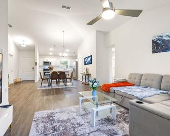 Coastal Vibes & Family Fun-Spacious 3br, Kidz Zone, Desirable Neighborhood - Palm Coast - Living room