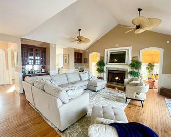 Exquisite Waterfront Sunsets, Private Pool, Perfect Getaway! - King George - Sala de estar