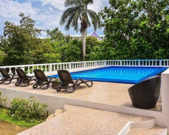 Cozy Cottage, 5 minutes walk to beach, beautiful garden perfect relaxation spot - Saint Ann’s Bay - Pool