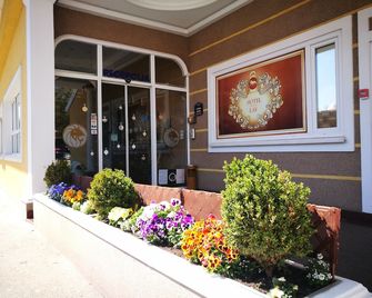 Garni Hotel Lav - Belgrad - Utomhus