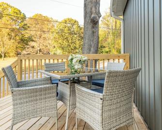 Winston Ardmore Executive King Bed Suite &hot tub - Winston-Salem - Balcony