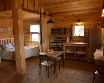 Cozy and Secluded Cabin with Mountain Views near Sedona, Arizona - Mayer - Dining room