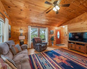 Secluded Pet Friendly Cabin on 3 acres l Porch, Fishing, Wildlife, Pond + Kayak - Mentone - Living room