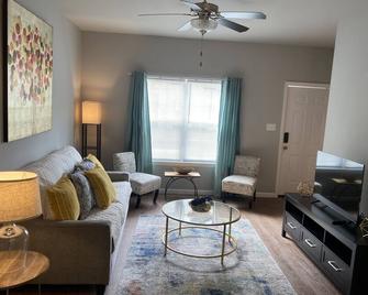 Peaceful Brand New Apartment 2br & 2.5ba - Valdosta - Living room