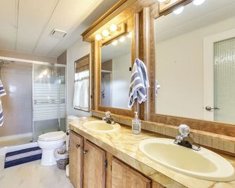 Oceanfront Port Angeles Home w/ Yard & Views! - Port Angeles - Bathroom