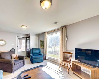 Pet-Friendly Youngstown Cottage w/ Yard - Янгстаун - Вітальня