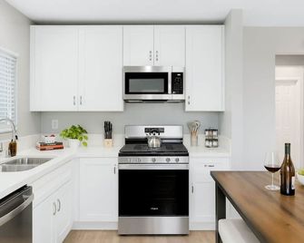 Leyla Pool Spa Min to Downtown Freeways Beaches - San Diego - Kitchen