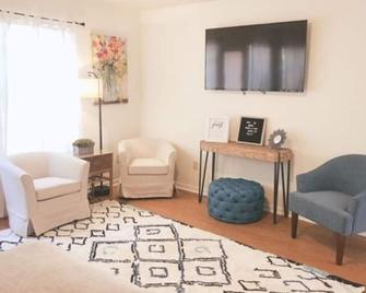 Landon's Attached Home - Monroe - Living room