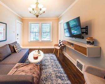 Bright & Stylish Ferndale 2br Bungalow! Welcome! - Ferndale - Living room
