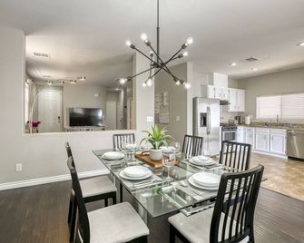 The Cloud9: Stylish, spacious and comfort at its finest - Enterprise - Comedor