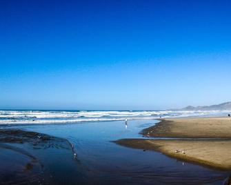 Charming Dog-Friendly Condo with Ocean View - Close to Beach & Nye Shops - Newport - Playa