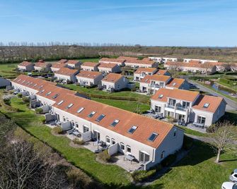 Bungalow in Renesse Near North Sea Beach - Noordwelle - Building