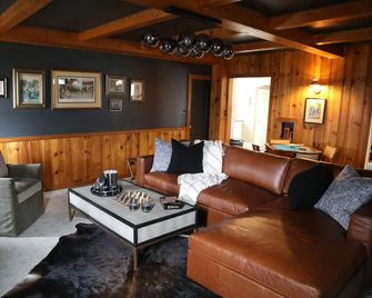 Lena's Place - Findlay - Olohuone