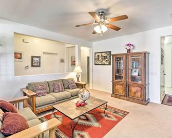 Sahuarita Retreat with Grill about 24 Mi to Tucson! - Green Valley - Living room