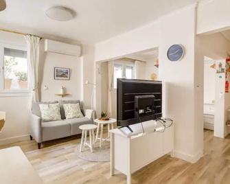 Lovely small (parterre) apartment in Thessaloniki - Thessaloniki - Living room
