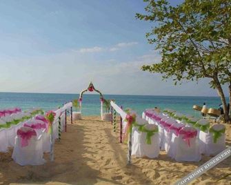 Coral Seas Beach Resort - Negril - Beach