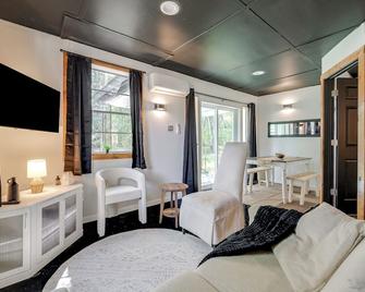 Retro Meets Modern Two Houses Sleeps 16 - Bloomingdale - Wohnzimmer