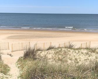 Beach Side Studio #4 apts - Norfolk - Beach