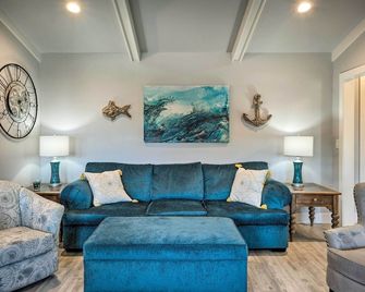 Coastal Getaway by Pebble Beach And Redw - Crescent City - Living room