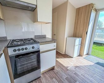 Lovely 6 Berth Caravan at Valley Farm Pa - Clacton-on-Sea - Kitchen