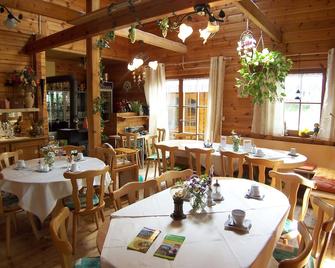 Ferienhaushotel Zur Grünen Oase - Bühlerzell - Restaurante