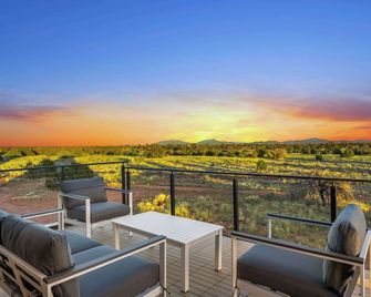 Luxe Desert Retreat - Near Grand Canyon South Rim - Valle - Balcony