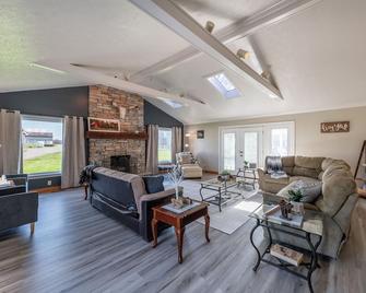 Maplewood Farmhouse - Fowler - Living room