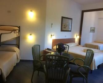 Albergo San Carlo - Massa - Спальня
