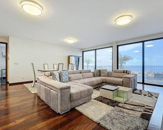 Villa Ribeiro Real 12 A - Câmara de Lobos - Living room