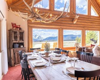 Stanley Spacious Home with Panoramic Views - Stanley - Dining room