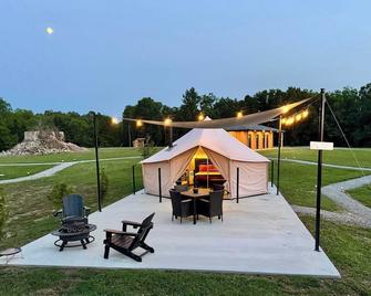 Black Walnut- Glamping Tent @ River Bluff Cabins - Tahlequah - Patio