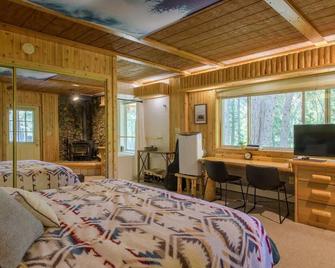 Fishing Escape in the Woods - Eureka - Bedroom