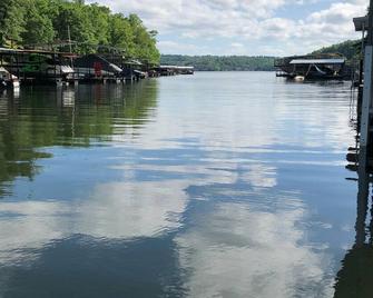 Newly remodeled lake house with private dock in quiet cove - Eldon - Outdoors view