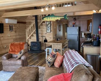 Cozy Waterfront Cabin - Moosehead Lake - Greenville - Living room
