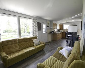 Canal Charm: Charming Canal Cottage Retreat - Kawartha Lakes - Living room