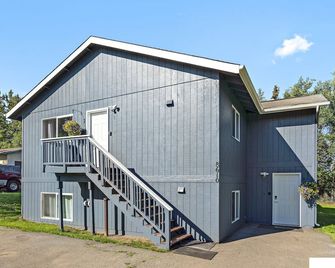 2 King Suites! 4 bedrooms + bonus room. Great for groups! 2 complete units. - Anchorage - Building