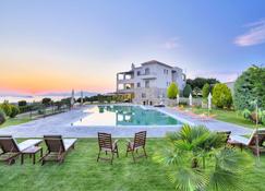 Marini Luxury Apartments and Suites - Aegina - Basen