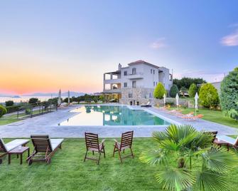 Marini Luxury Apartments and Suites - Aegina - Basen