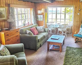 Swallow cottage, a quiet haven on the north Antrim Coast - Bushmills - Living room