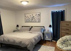 Large cozy and peaceful apartment walk anywhere - Burlington - Schlafzimmer