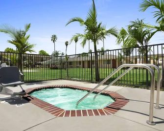 Quality Inn And Suites Santa Maria - Санта-Марія - Басейн